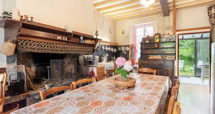 La serre, grande maison dans un grand jardin.