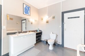 Douche, articles de toilette gratuits, sèche-cheveux