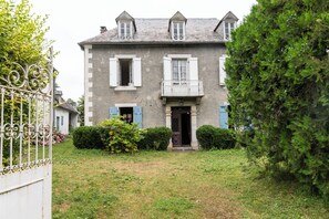 Exterior - La serre, grande maison  dans un grand jardin. (Laborde)