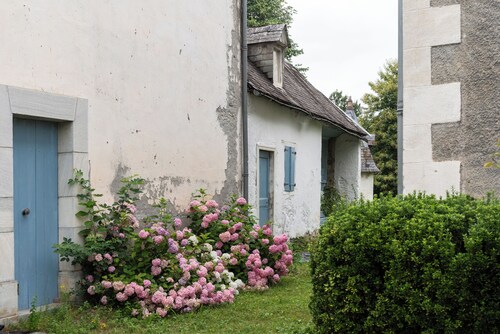 La serre, grande maison  dans un grand jardin.