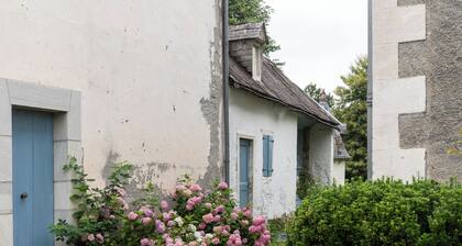 La serre, grande maison dans un grand jardin.