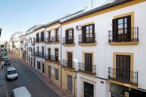 Exterior - Holiday Apartment "Mia" with 2 Balconies, Wi-Fi & Air Conditioning (Ronda)
