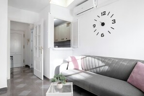 TV - Holiday Apartment "Mia" with 2 Balconies, Wi-Fi & Air Conditioning (Ronda)