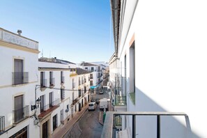 Property grounds - Holiday Apartment "Mia" with 2 Balconies, Wi-Fi & Air Conditioning (Ronda)