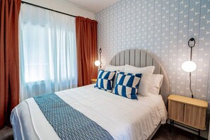 3 dormitorios, escritorio, tabla de planchar con plancha y cuna de viaje