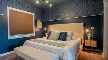 3 habitaciones, escritorio y tabla de planchar con plancha