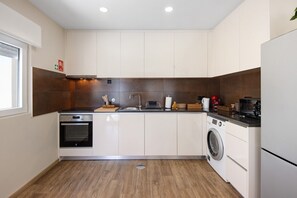 Frigorifero, microonde, forno, piano cottura