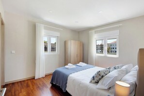 4 dormitoris, planxa i posts de planxar, wifi gratuïta i roba de llit