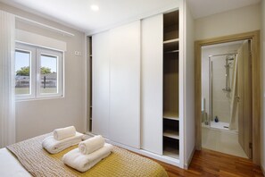 Shower, hair dryer, towels - Holiday Home 'Pontes Guest House' with Private Garden and Wi-Fi (Arcozelo)