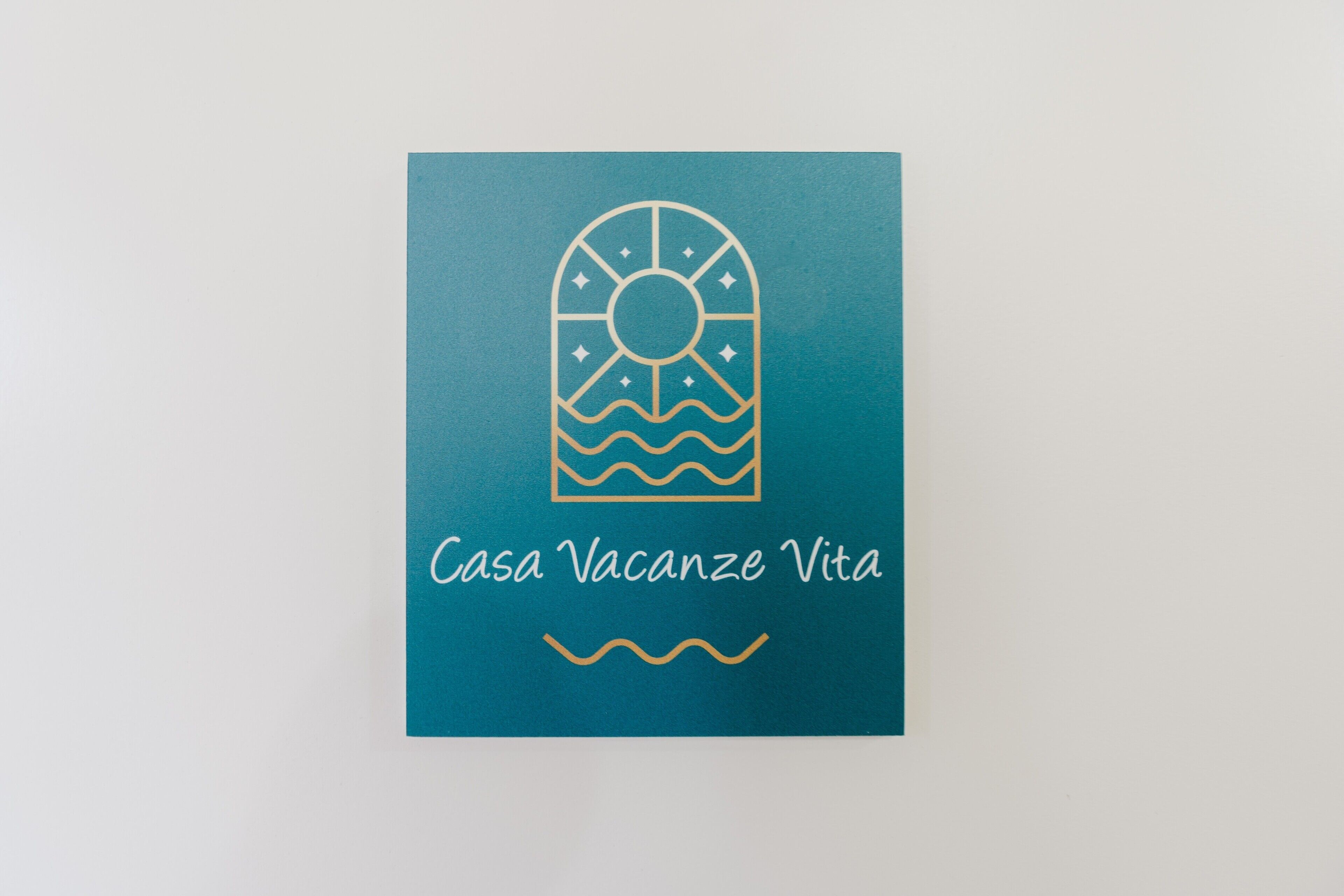 Ein Logo mit Sonne und Wellen, und dem Text 'Casa Vacanze Vita'.