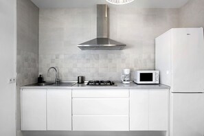 Kjøleskap, mikrobølgeovn, kokeplater og kaffetrakter/tekoker