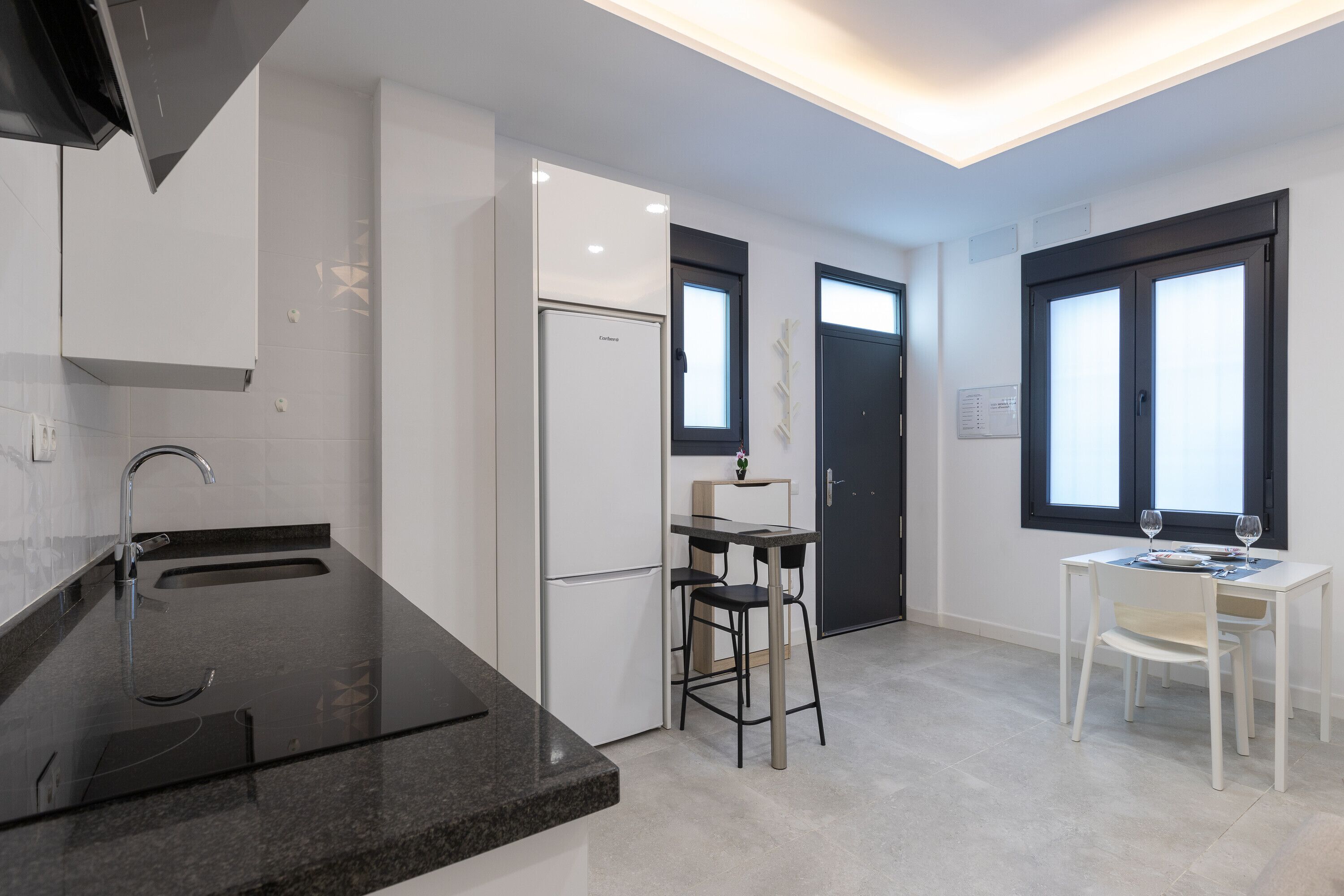 Refrigerador, microondas, parrilla de estufa y cafetera y tetera 