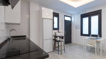 Frigorífic, microones, placa de cuina i cafetera i tetera