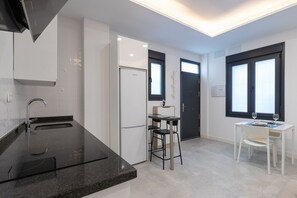 Frigorifero, microonde, piano cottura, macchina per tè/caffè