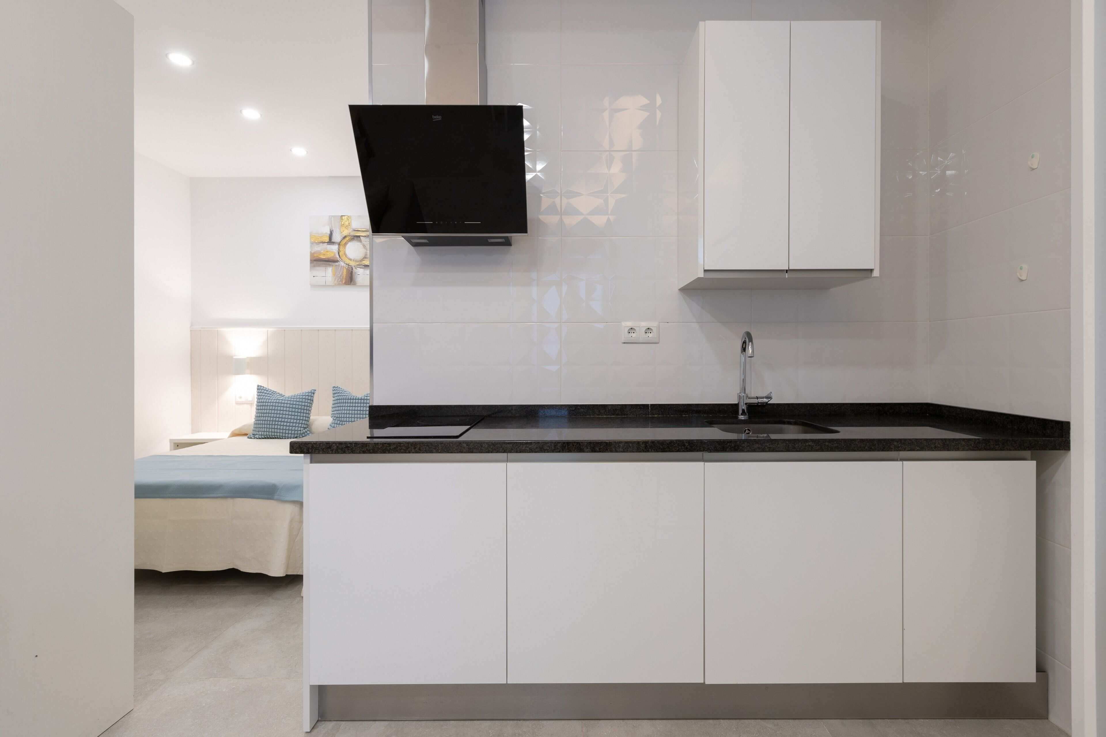 Kühlschrank, Mikrowelle, Herdplatte, Wasserkocher mit Kaffee-/Teezubehör