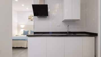 Kühlschrank, Mikrowelle, Herdplatte, Wasserkocher mit Kaffee-/Teezubehör