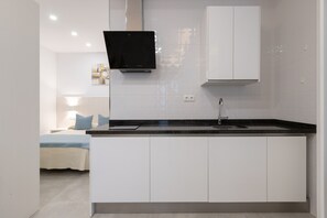 Réfrigérateur, micro-ondes, plaque de cuisson, cafetière/bouilloire