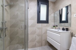 Douche, sèche-cheveux, serviettes fournies