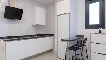 Refrigerador, microondas, parrilla de estufa y cafetera y tetera