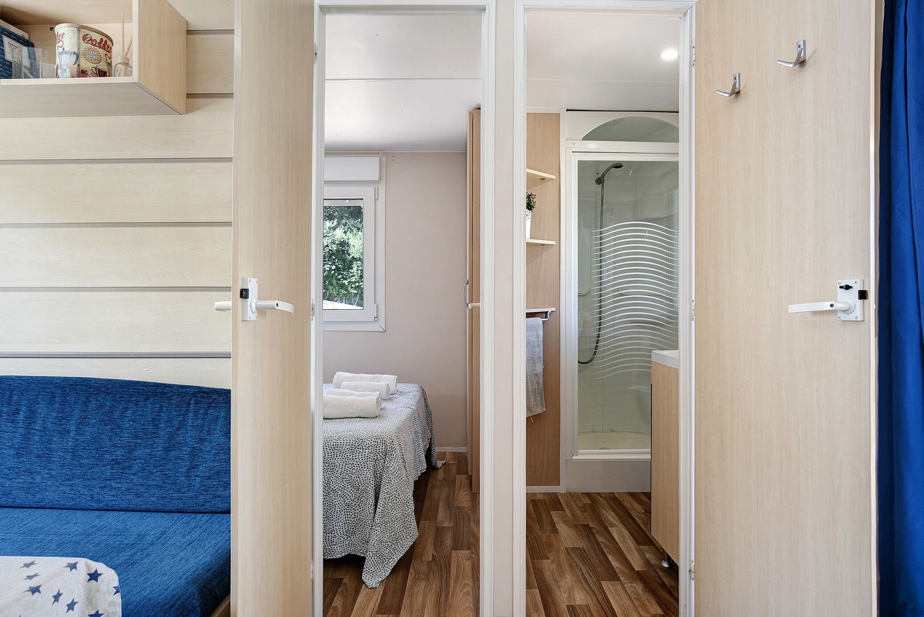 5 slaapkamers, een strijkplank/strijkijzer, beddengoed