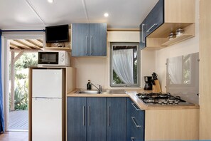 Kylskåp, mikrovågsugn, spishäll och kaffe- och tebryggare