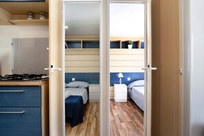 3 makuuhuonetta, silitysrauta/-lauta, vuodevaatteet