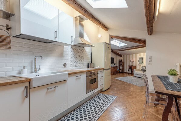 Kühlschrank, Mikrowelle, Ofen, Herdplatte