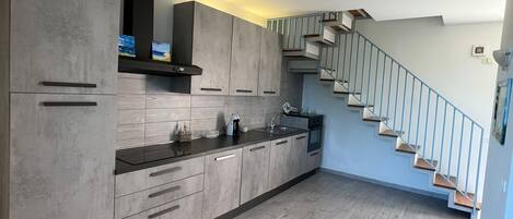 Fridge, oven, stovetop, dishwasher