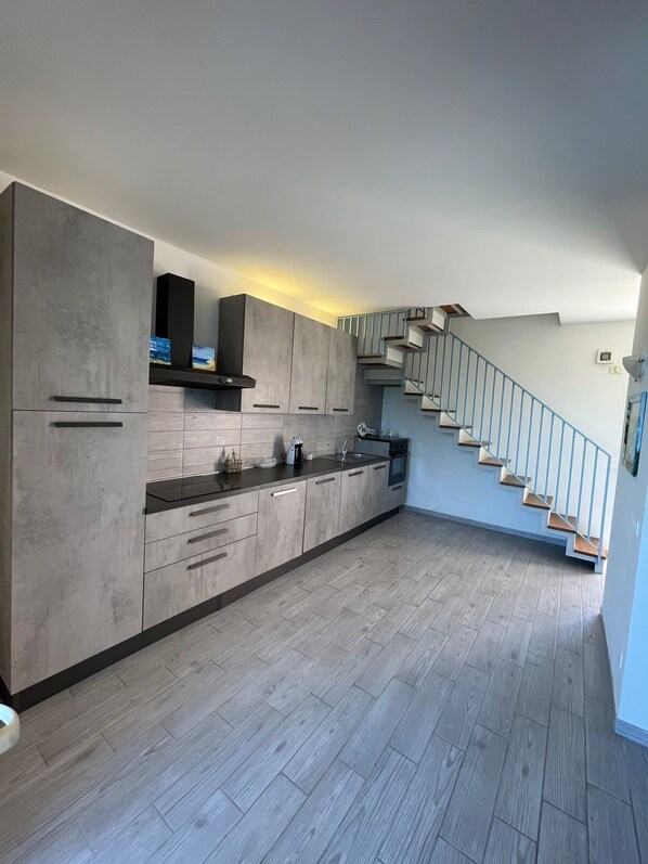 Køleskab, ovn, kogeplade, opvaskemaskine