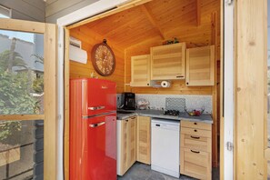 Kylskåp, spishäll, diskmaskin och kaffe- och tebryggare