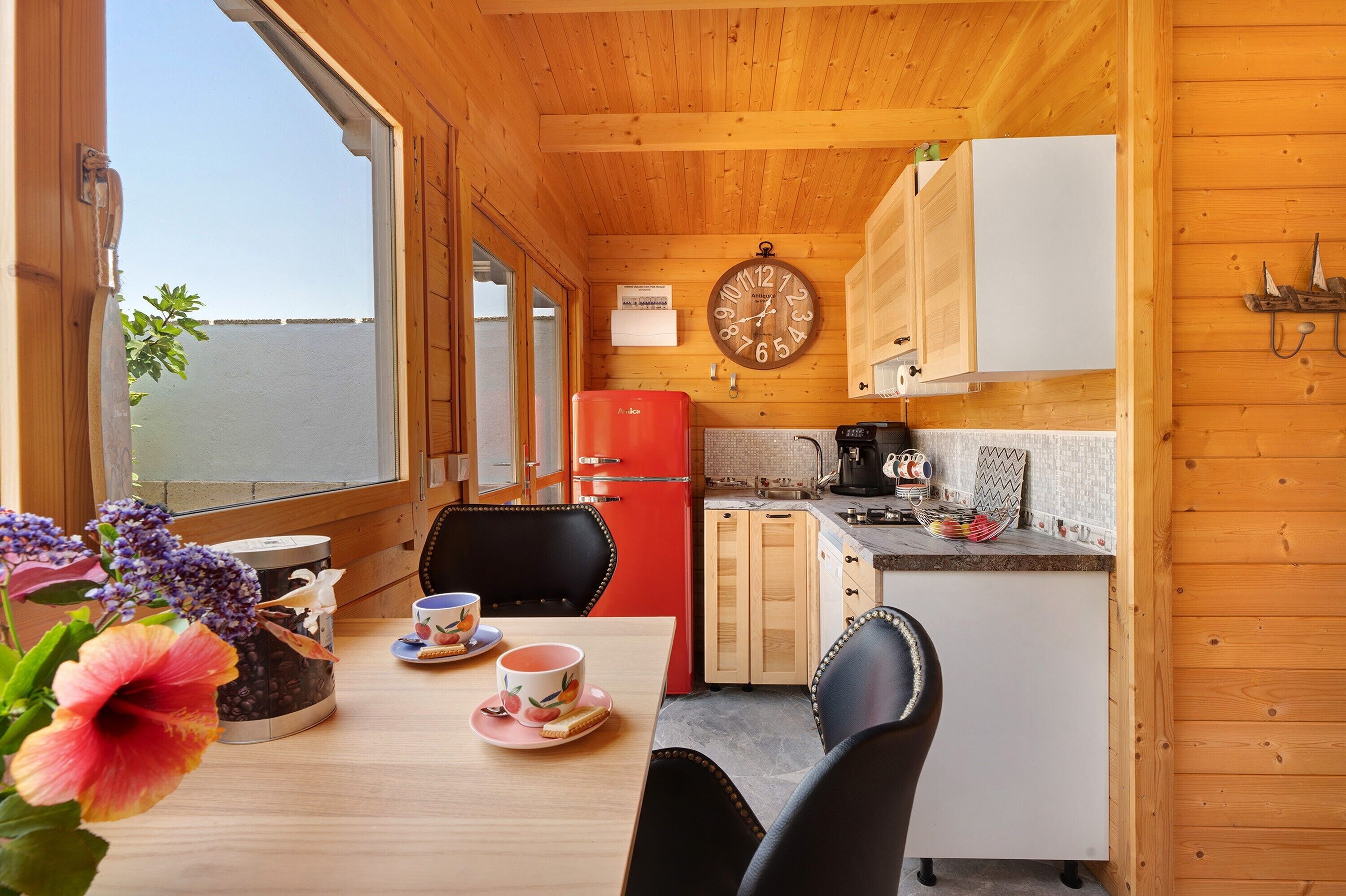 Køleskab, kogeplade, opvaskemaskine, kaffe-/temaskine