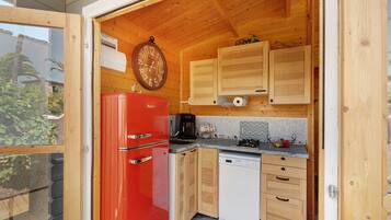 Refrigerador, parrilla de estufa, lavavajillas y cafetera y tetera