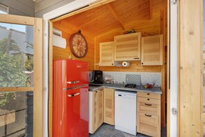 Frigorifero, piano cottura, lavastoviglie, macchina per tè/caffè