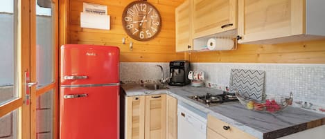 Réfrigérateur, plaque de cuisson, lave-vaisselle, cafetière/bouilloire