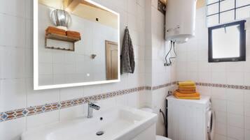 Ducha, secador de pelo y toallas