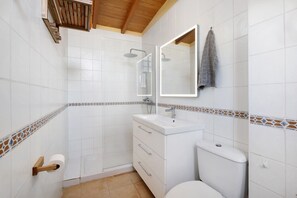 Shower, hair dryer, towels - Vacation Home 'Finca Firmamento - Casa Sol' with Mountain View, Private Terrace and Wi-Fi (San Isidro)
