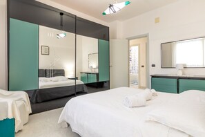 A hotel room with a bed, a large mirror, a desk, and a bathroom. - Villa 'Altavilla with Pool' with Private Pool, Wi-Fi and Air Conditioning (Ceglie Messapica)