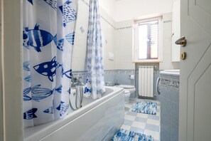 Bañera, secador de pelo, toallas