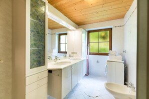 Badewanne, Haartrockner, Handtücher