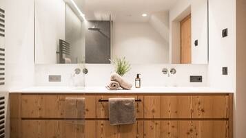 Doccia, asciugacapelli, asciugamani