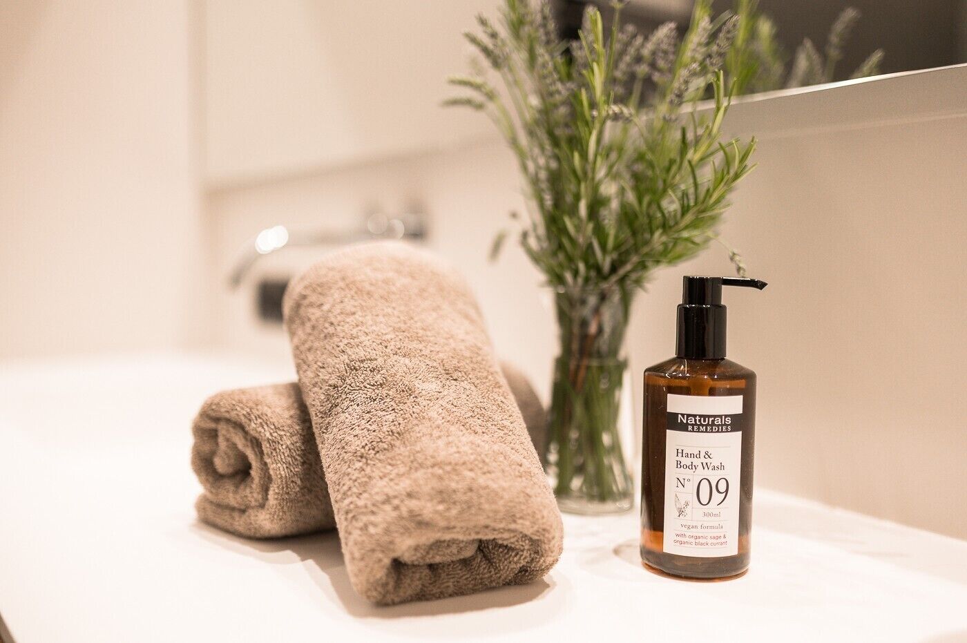 Een douche, gratis toiletartikelen, een haardroger, badjassen