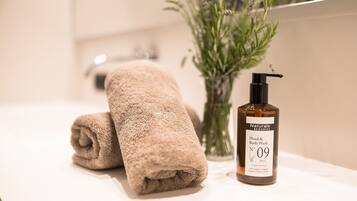 Een douche, gratis toiletartikelen, een haardroger, badjassen