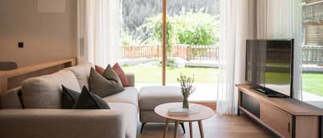 Ein stilvolles Wohnzimmer mit einer Couch, einem Couchtisch und einem Fernseher.