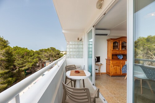 Apartment 'Pujols 16' with Balcony and Air Conditioning