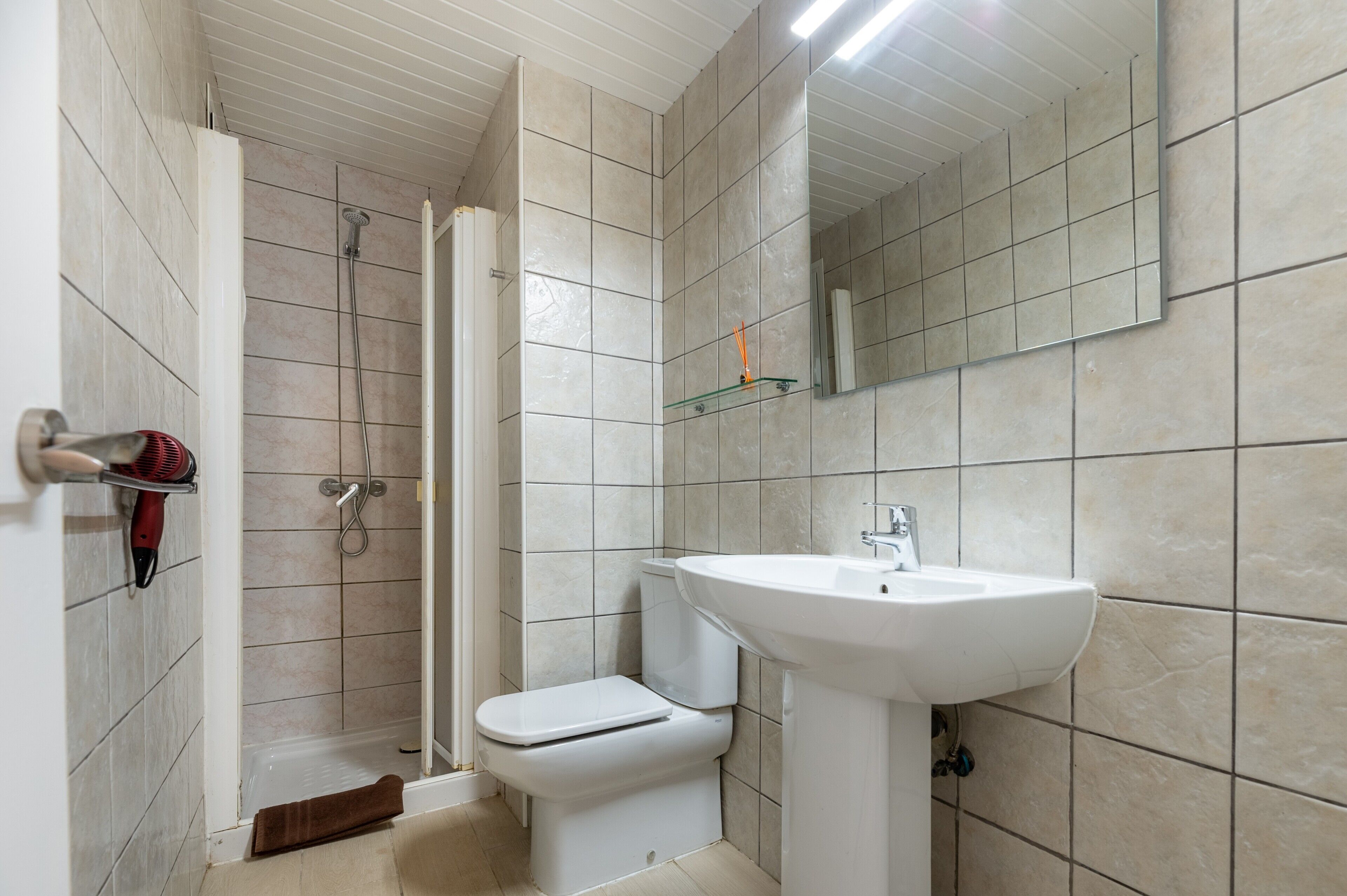 Dusche, Haartrockner, Handtücher