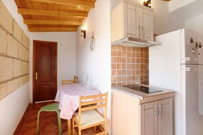 Réfrigérateur, micro-ondes, plaque de cuisson, cafetière/bouilloire