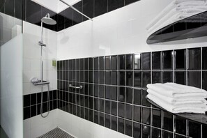 Dusche, Haartrockner, Handtücher