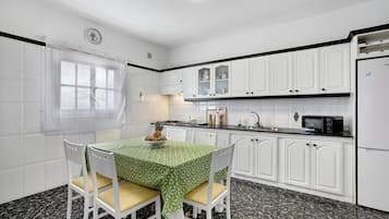 Réfrigérateur, micro-ondes, plaque de cuisson, cafetière/bouilloire