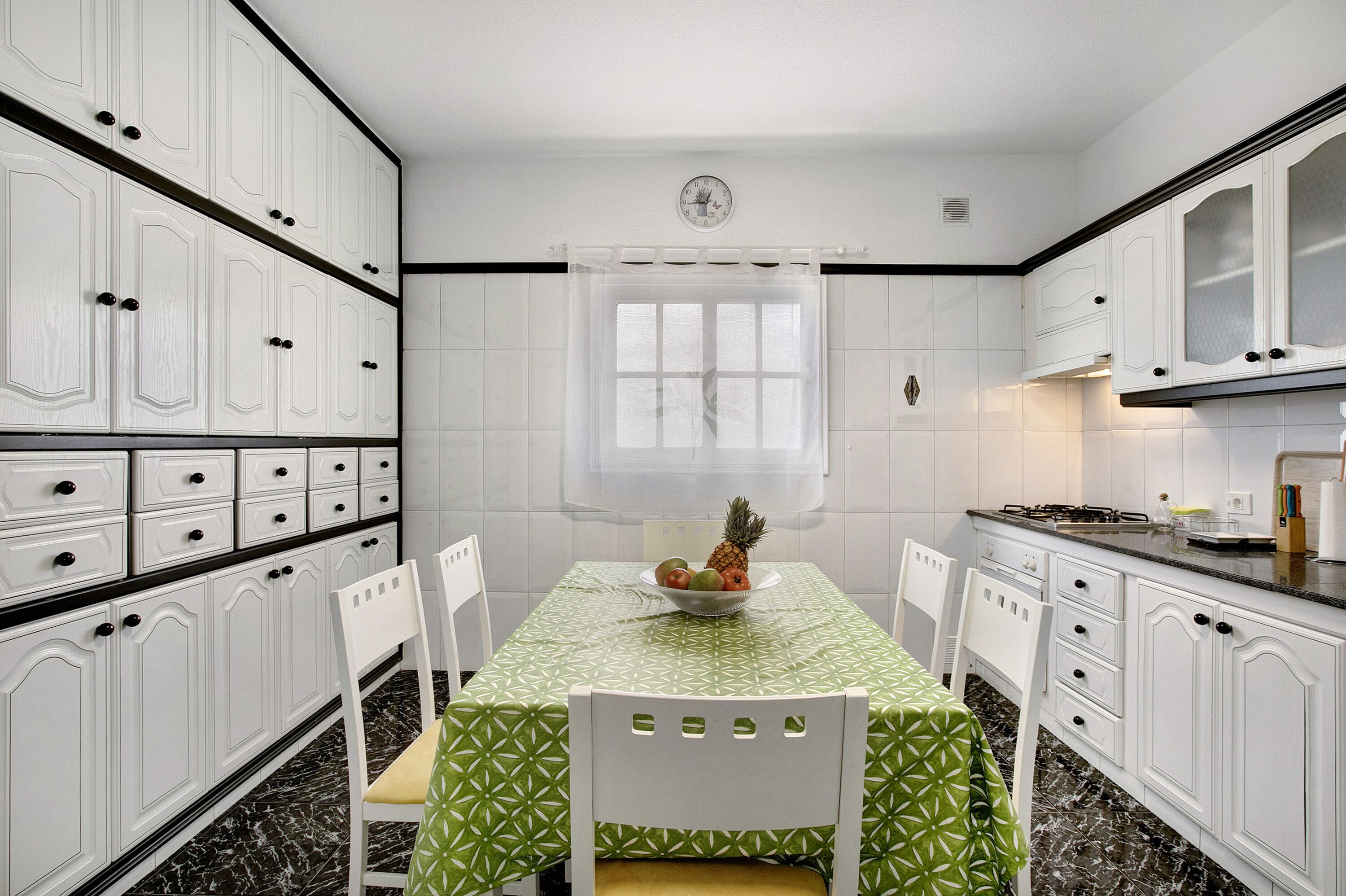 Réfrigérateur, micro-ondes, plaque de cuisson, cafetière/bouilloire