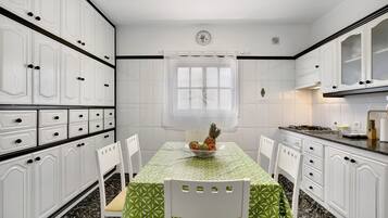 Kühlschrank, Mikrowelle, Herdplatte, Wasserkocher mit Kaffee-/Teezubehör